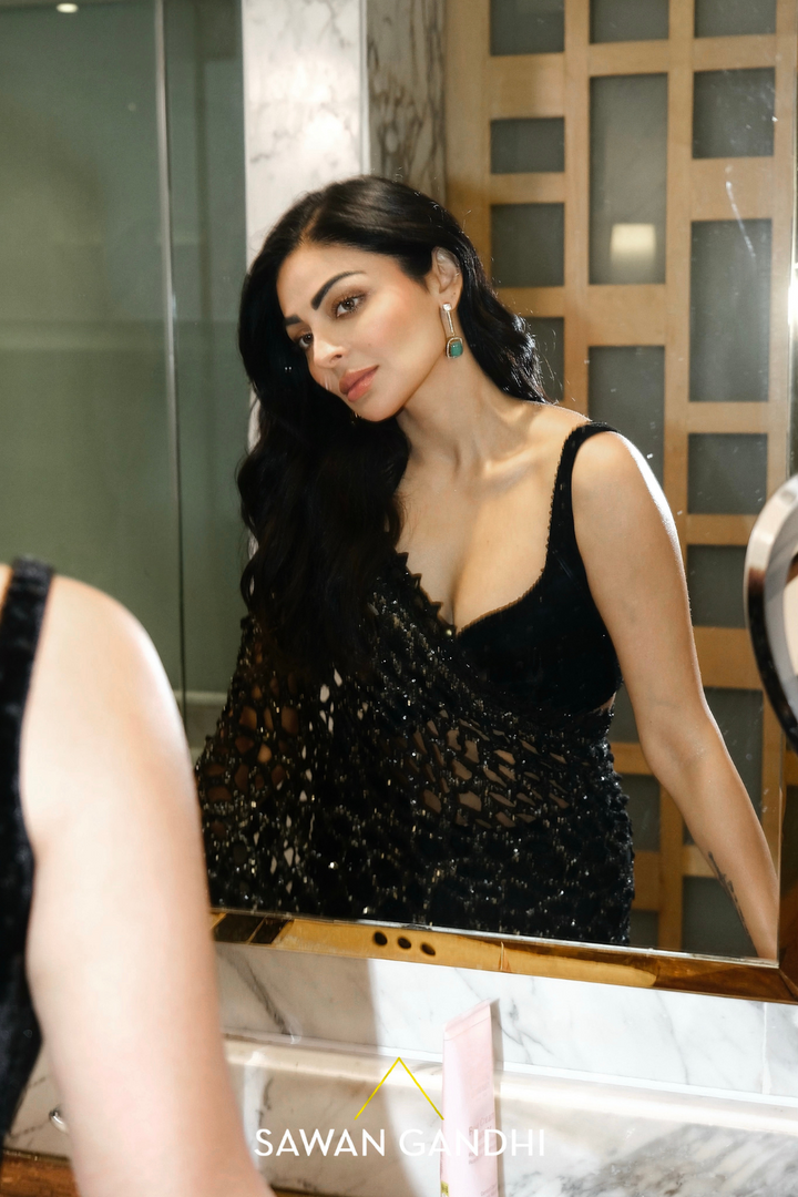 Neeru Bajwa in black ombre saree