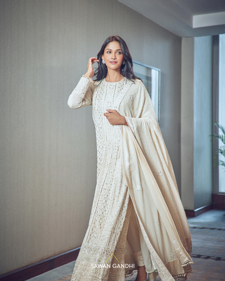 Sushrii mishraa in Ivory Chikankari suit