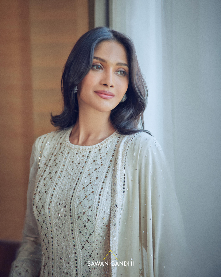 Sushrii mishraa in Ivory Chikankari suit